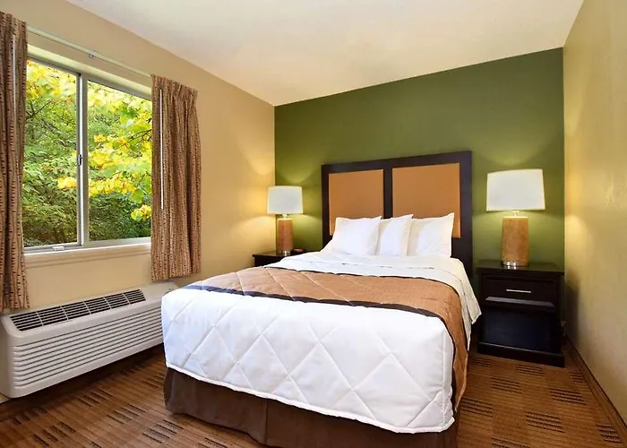 Suburban East Hotel 2*