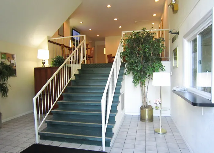 Hotel Suburban East 2*